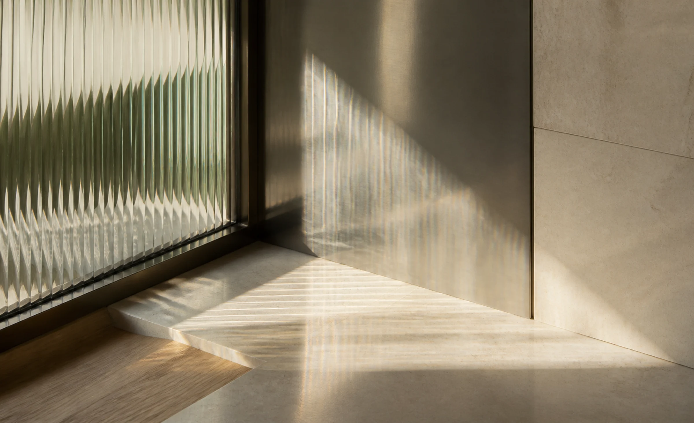Estudio abstracto de luz arquitectónica con superficies de vidrio y metal