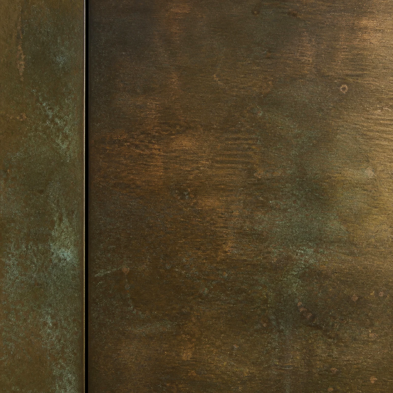 Superficie de bronce con pátina natural y variación tonal
