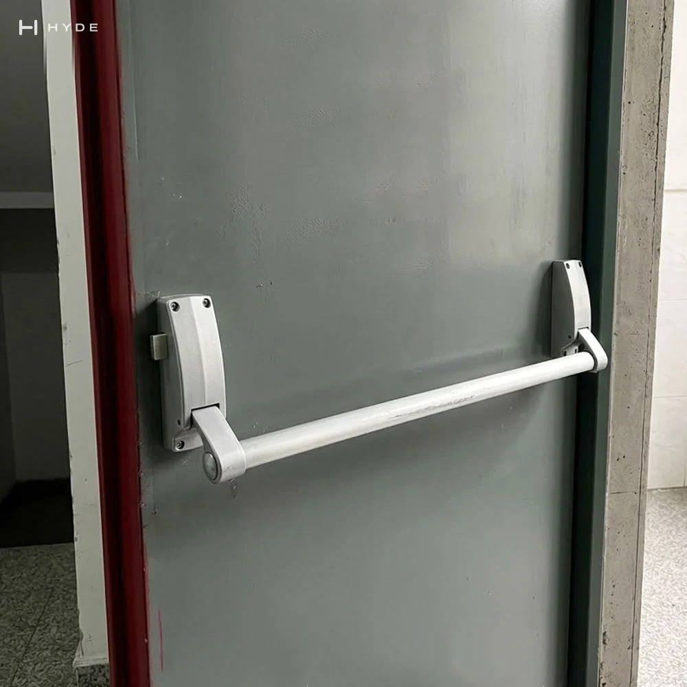 308-S de Hyland instalado en una puerta metálica de una hoja, con la caja del pestillo en el canto de cierre